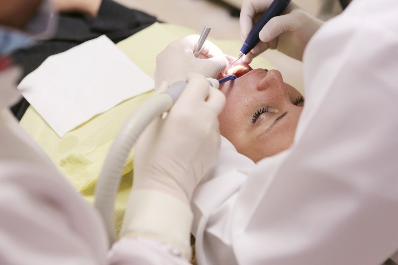 Un dentista puede ayudar a determinar si es necesario o no extraer la muelas del juicio. Foto de Andrea Piacquadio