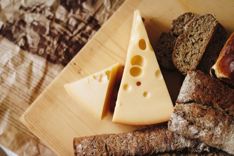 Los quesos pueden aumentar el riesgo de los síntomas de la intolerancia a la lactosa. Foto de NastyaSensei en Pexels.  