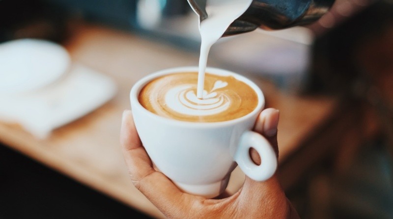 La cafeína presente en el café puede ser beneficiosa en varios aspesctos.FOTO:Fahmi Fakhrudin/UNSPLASH