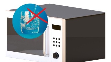 ¿Por qué puede ser peligroso calentar agua en el microondas?