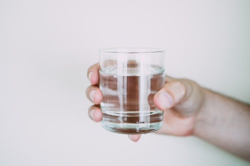 El agua ayuda con la hidratación, pero al hacer ejercicio se debe tomar con moderación. Foto de Lisa Fotios en Pexels.  