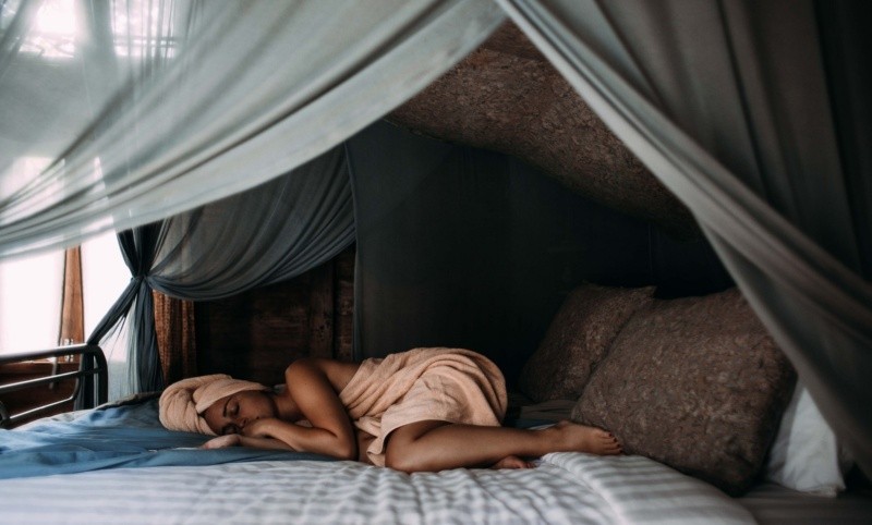 Cuando se duerme bien la persona puede rendir mejor durante el día.  Foto de Rachel Claire en Pexels. 