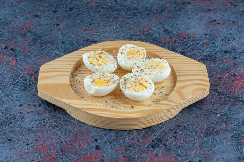 El huevo se puede cocinar de distintas maneras y una de ellas es cocido o duro. Imagen por azerbaijan_stockers en Freepik 