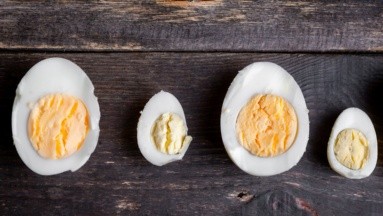 ¿Por qué la yema del huevo cocido se pone gris o verde? ¿Es seguro comerlo así?
