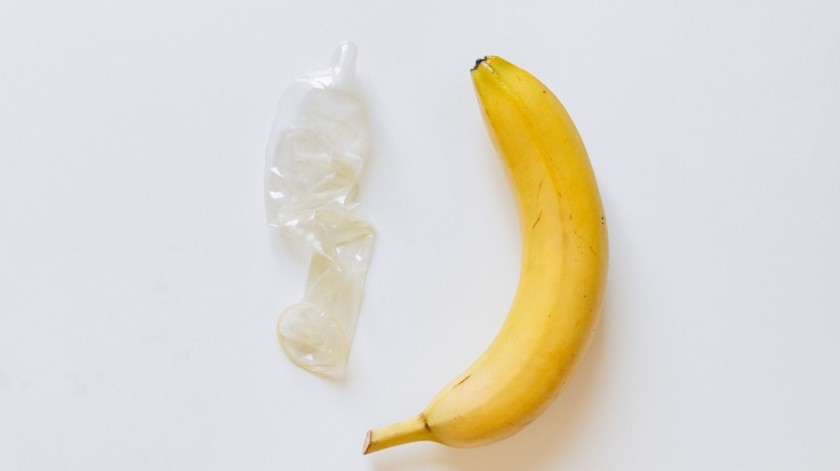 Si se rompe el condón es importante tomar acciones inmediatas para protegerse y cuidar de la salud sexual.(Nataliya Vaitkevich)