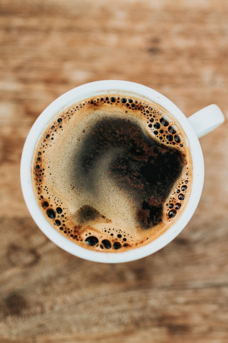 Estudios aseguran que el café regular con cafeína puede tener un impacto positivo en las personas con enfermedad hepática crónica.FOTO:Nathan Dumlao/UNSPLAS 