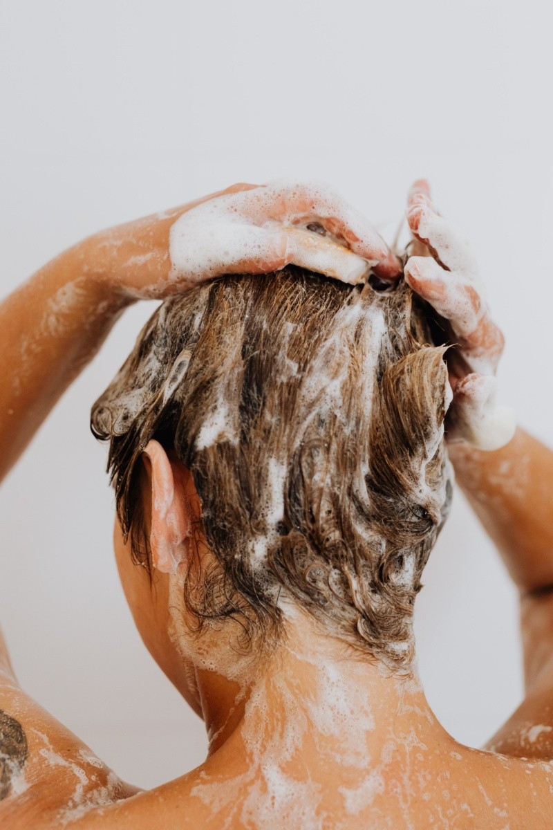 Masajear suavemente el cuero cabelludo durante el lavado puede estimular la circulación y ayudar a prevenir la acumulación de células muertas FOTO:Karolina Grabowska/PEXELS
