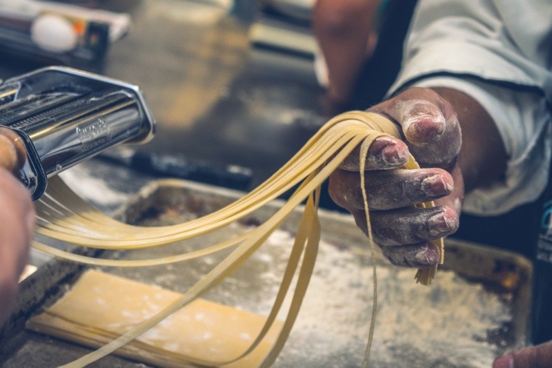 La pasta se puede preparar de forma casera. Foto de Jorge Zapata en Pexels.  