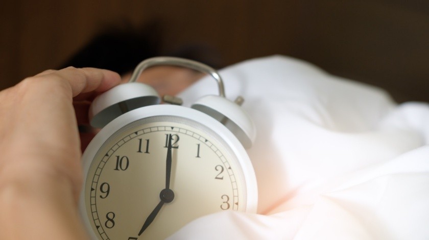 Las siestas breves de menos de 30 minutos pueden tener beneficios, como mejorar la capacidad de reacción y la función cognitiva.(Acharaporn Kamornboonyarush/PEXELS)