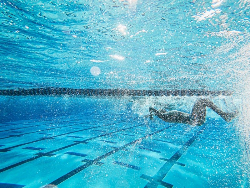  La natación es el ejercicio perfecto para quemar grasa y mejorar la forma física. FOTO:Kindel Media/PEXELS
