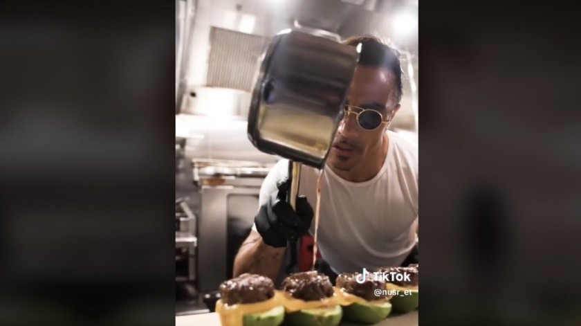 El chef Salt Bae compartió este video de una nueva receta.(Capture Enust_et en TikTOk.)