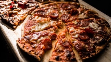 ¿Por qué el consumo de pizza debería evitarse por la noche?