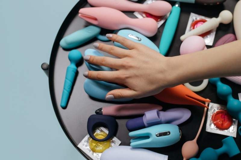 Usar juguetes sexuales te ayuda a descubrir tus zonas erógenas permitiendo de esta forma conocer lo que te hace disfrutar más. FOTO:cottonbro studio/PEXELS