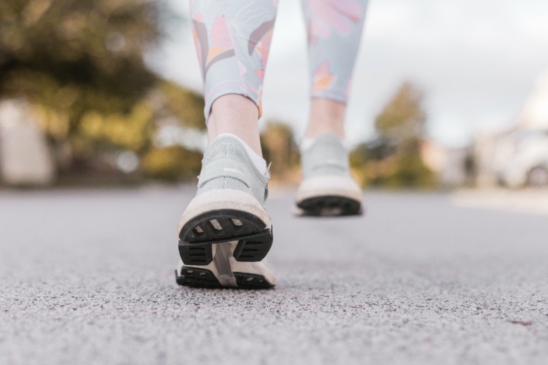  Una caminata enérgica de 20 minutos al día sería suficiente para la salud cardiovascular. Foto de Sincerely Media en Unsplash