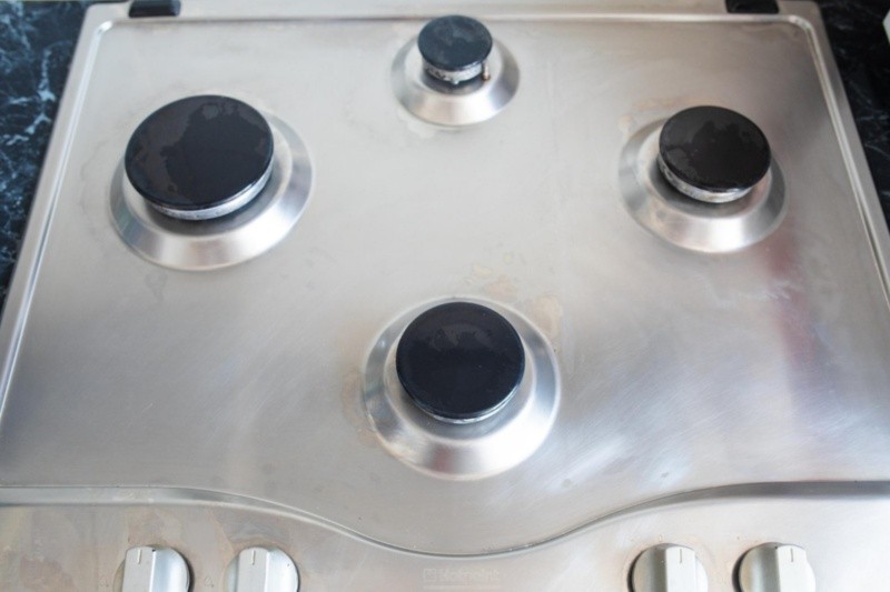 Las estufas de acero inoxidable pueden ser difíciles de manter limpias. Imagen por user15285612 en Freepik 