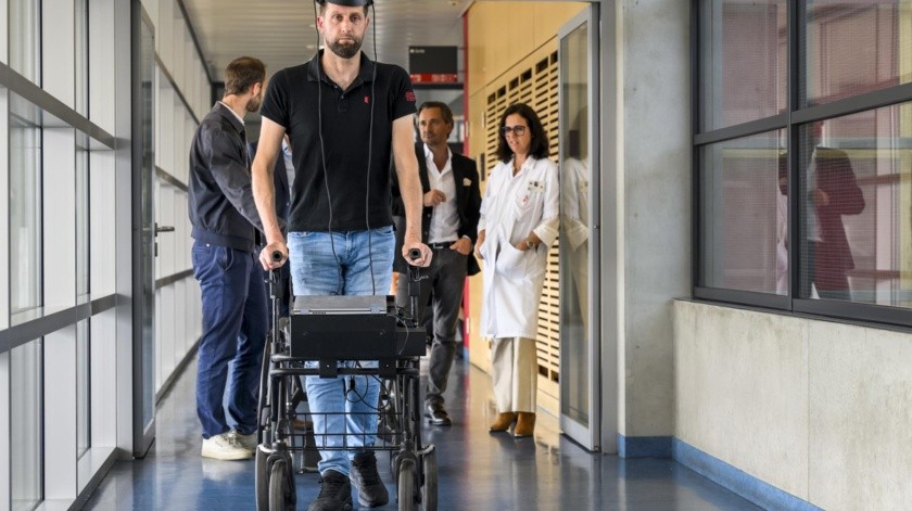 Un hombre que perdió la movilidad hace 12 años volvió a caminar gracias a una interfaz cerebro-ordenador.(EFE)