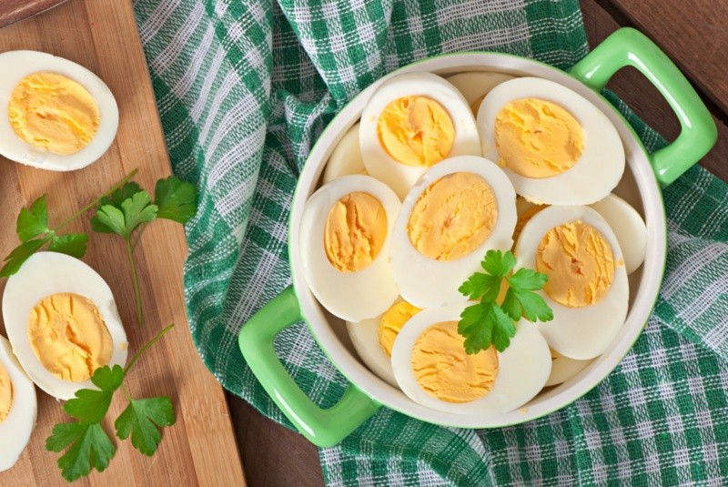 Los huevos cocidos son una buena fuente de proteínas y otros nutrientes. Imagen por timolina en Freepik 