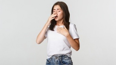 Por qué no se recomienda estornudar hacia adentro: ¿Es peligroso reprimir el estornudo?