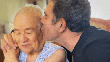 Demencia Senil: La mamá de Héctor Sandarti logra reconocerlo después de años con este síndrome