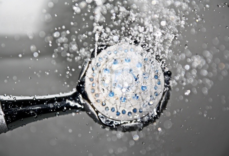 Abre las ventanas o utiliza un extractor de aire durante y después de las duchas para reducir la humedad en el baño. FOTO:PIXABAY