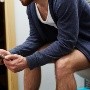 Urólogo dice que los hombres deberían sentarse para orinar y no hacerlo de pie