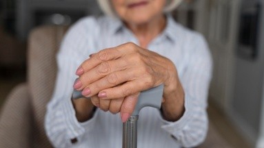 Mujer de 102 años afirma que su secreto para una larga vida es 
