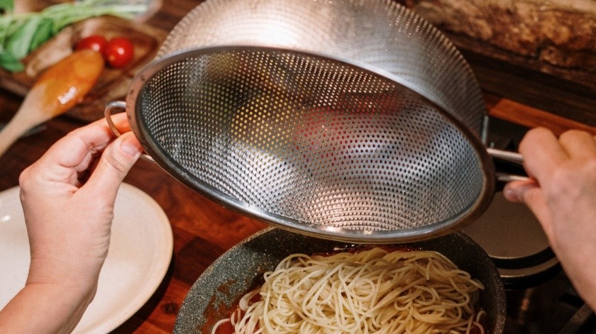 Dos chefs compartieron en TikTok cuál sería la forma correcta de utilizar el colador.(Foto: Pexels)