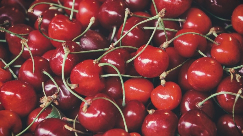 Las cerezas puede ayudar con la memoria por su contenido de flavonoides.(Foto de Simon Berger en Pexels.)