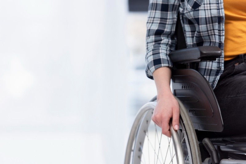  La esclerosis múltiple puede afectar la movilidad de quien la padece. Foto: Freepik