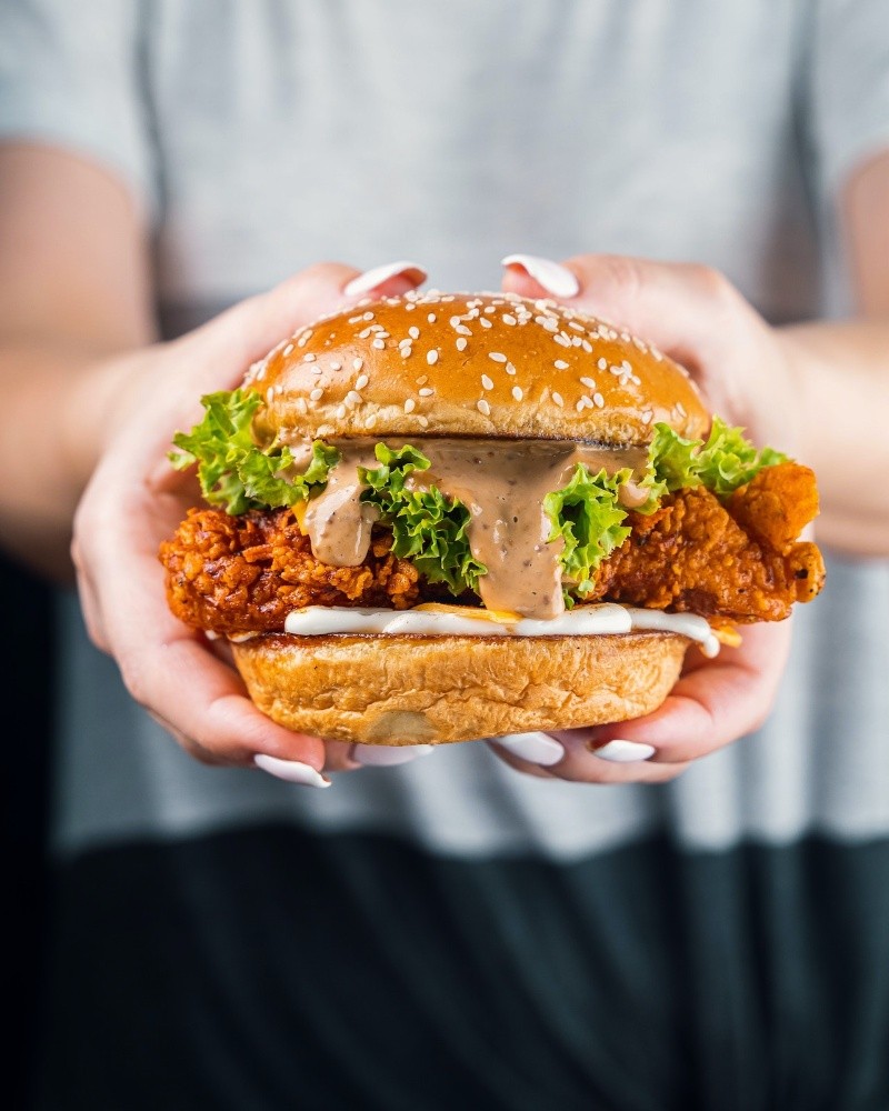Para muchos, la mayonesa es un ingrediente que no puede faltar en una hamburguesa. Foto de Murtada Mustafa en Pexels 