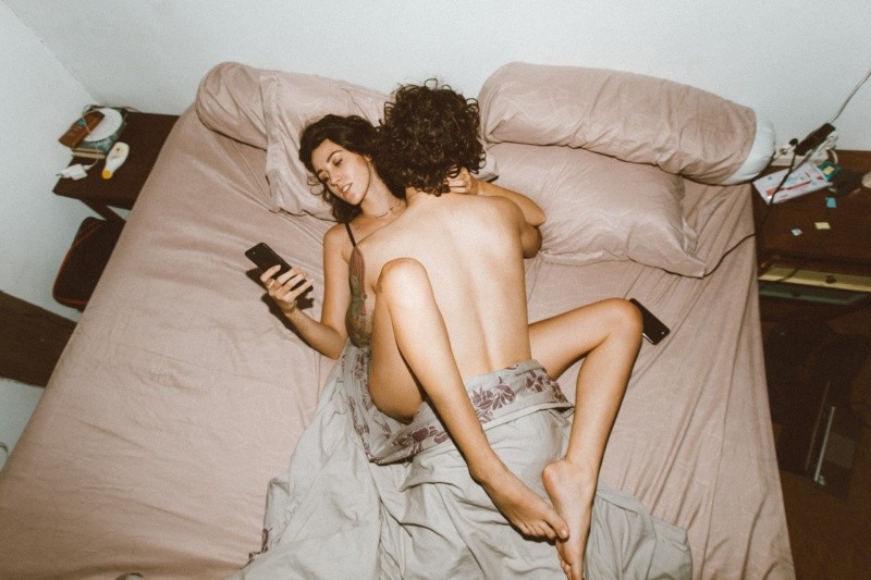 El agotamiento debido a la falta de sueño puede interferir con el disfrute del acto sexual. FOTO: ROMAN ODINTSOV/PEXELS