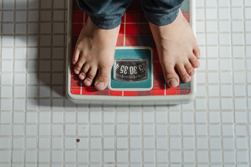 La pèrdida de peso se puede lograr de forma sana sin recurrir a medicamentos.  Foto de Ketut Subiyanto en Pexels. 