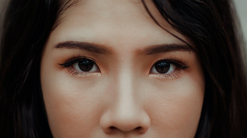 Hay que peinar las cejas constantemente, como parte una rutina de belleza.(Foto de Min An en Pexels.)