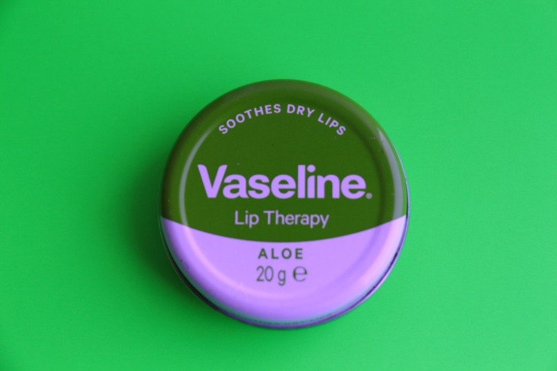 La vaselina puede usarse para los labios o la piel. Foto de Geometric Photography en Unsplash 