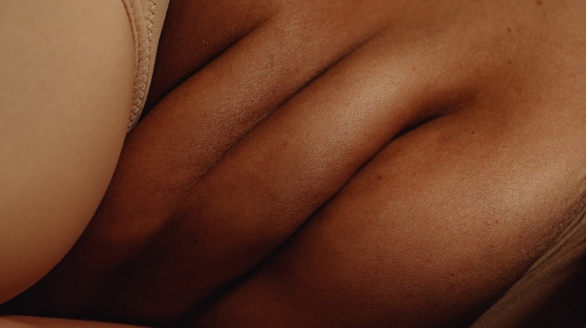 La grasa abdominal en exceso es peligrosa tanto en mujeres como en hombres.(Foto de Karolina Grabowska en Pexels.)