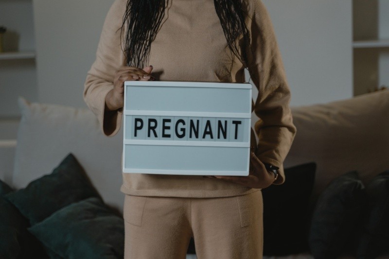 En el embarazo la mujer puede tener varios síntomas, uno de ellos naúseas y cansancio. Foto de Tima Miroshnichenko en Pexels.  