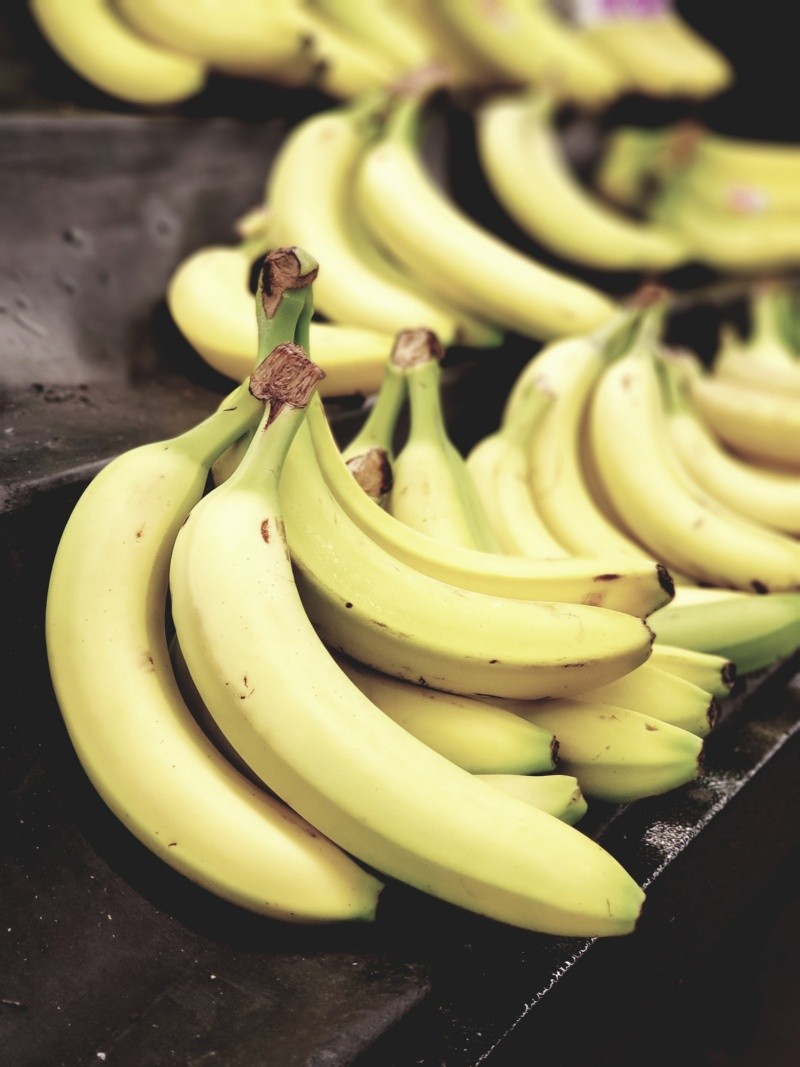 El plátano es suave y fácil de digerir, lo que lo hace ideal para el sistema digestivo durante un episodio de diarrea. FOTO:KIO/PEXELS