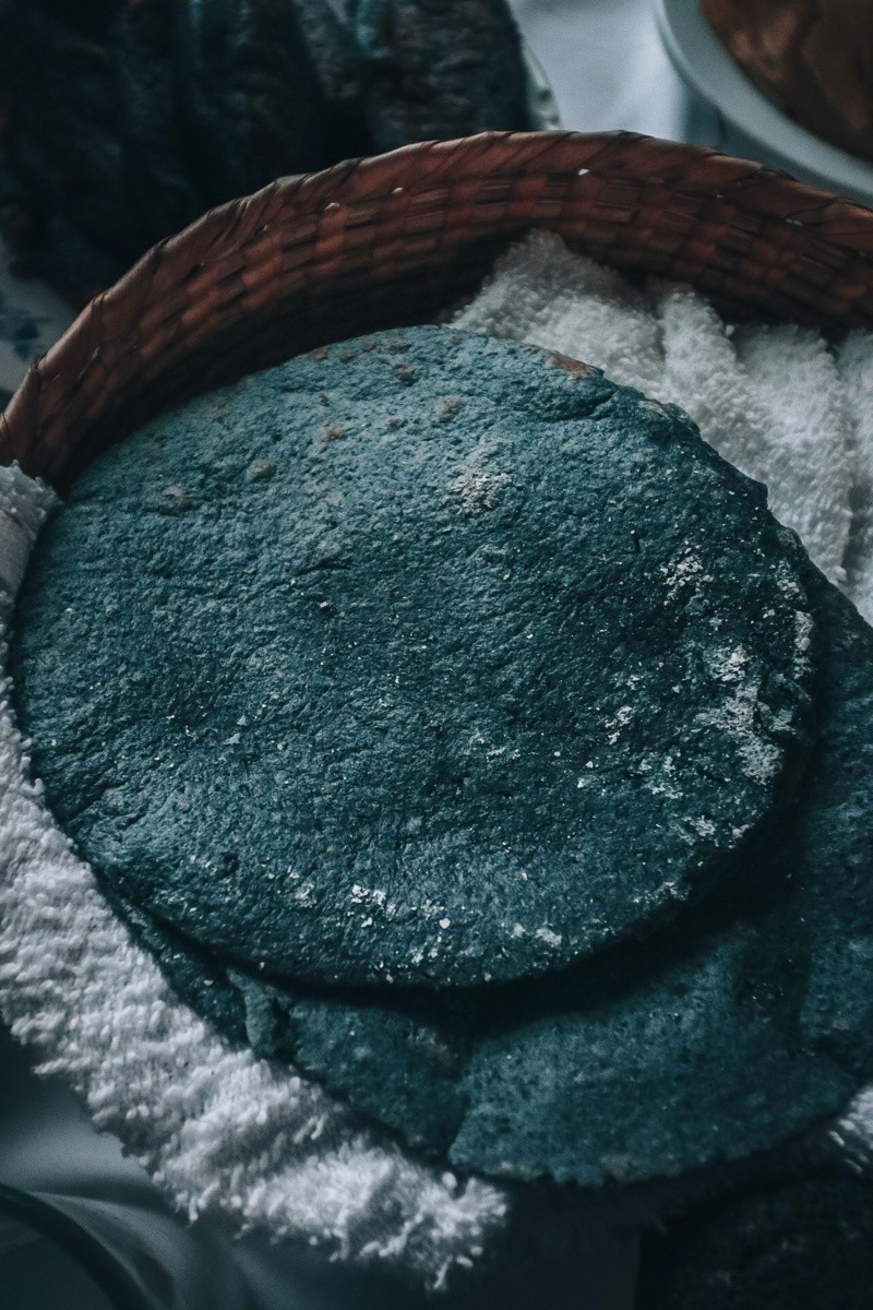  La tortilla de maíz azul tiene un índice glucémico más bajo en comparación con la tortilla de harina de trigo. FOTO:Mike González/UNSPLASH