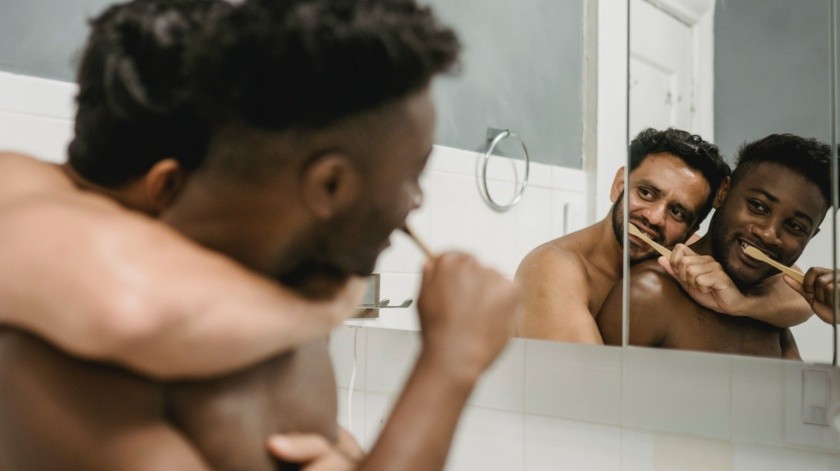 Descubre por qué lavarse los dientes después del sexo oral podría provocar infecciones.(Ketut Subiyanto/PEXELS)