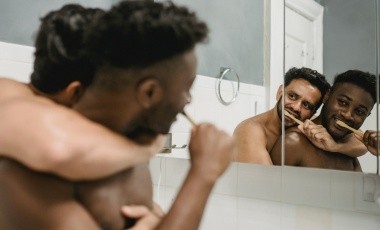 ¿Por qué no deberíamos lavarnos los dientes después del sexo oral?