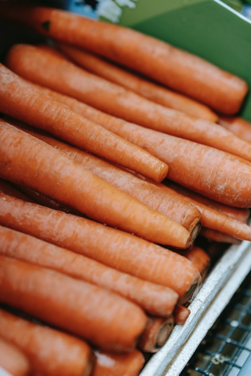 La zanahoria contiene vitamina A. Foto de Michael Burrows en Pexels.  