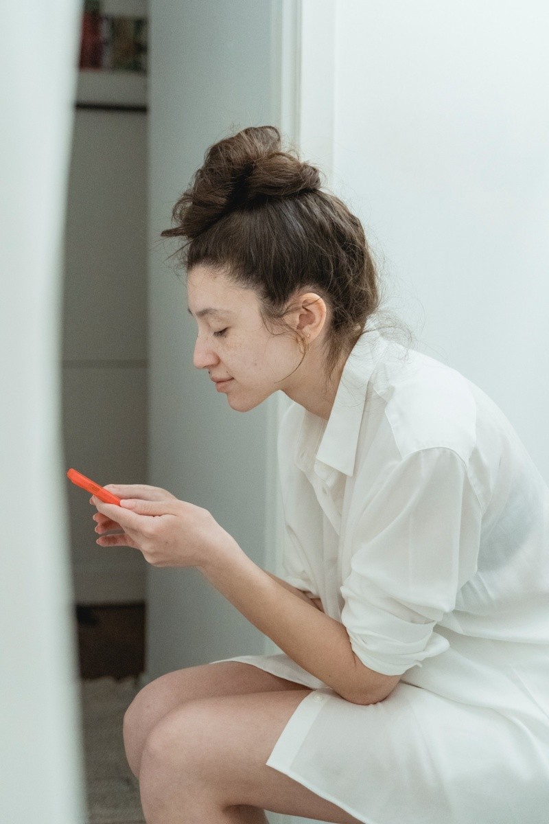 Las personas tienen el mal hábito de llevarse el celular al inodoro. Foto de Miriam Alonso en Pexels.  