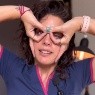 ¿Puedes hacer unos anteojos con las manos invertidas? Experta explica sobre la técnica