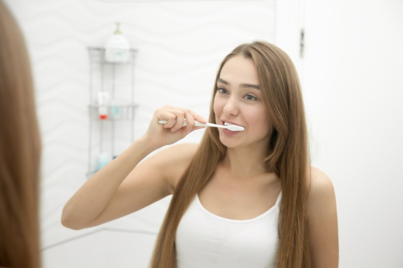 El cepillado dental es muy importante para cuidar la boca de bacterias que causan la formación de placa. Foto por yanalya en Freepik