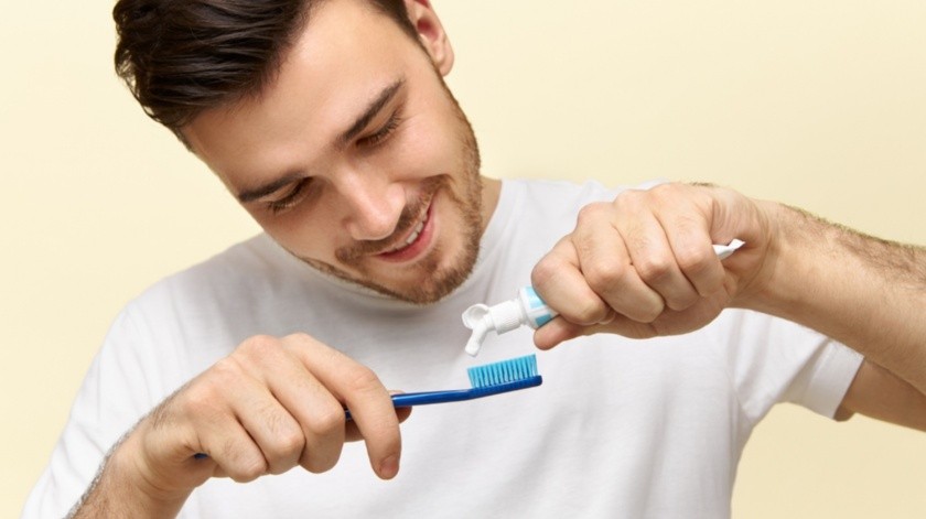 Cepillarse los dientes 3 veces al día es una de las recomendaciones para cuidar los dientes y las encías.(Foto por karlyukav en Freepik)