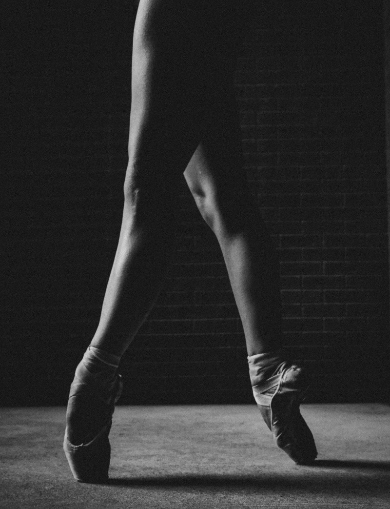 Cada paso en el ballet requiere una precisión y una técnica impecables, lo que ejerce una gran presión sobre los pies de los bailarines.FOTO:Bruno Horwath/UNSPLASH 