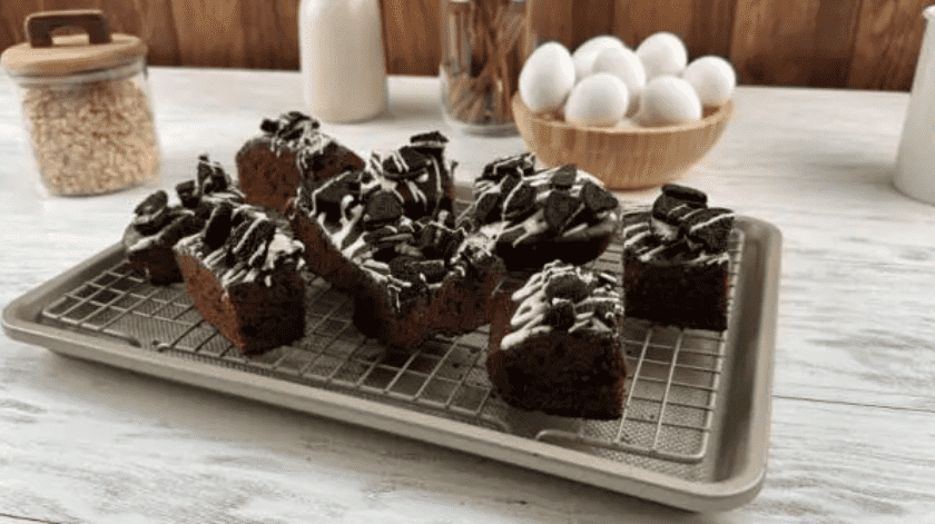 Prepara estos brownies de cookies and cream para sorprender a tus seres queridos(ROMAN ODINTSOV/PEXELS)
