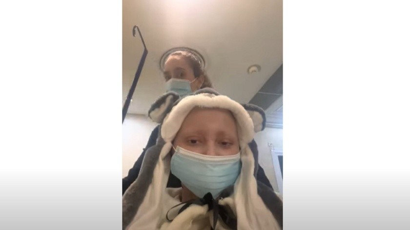 La joven de nombre Luján estaba hospitalizada por su leucemia.(Capture YouTube.)