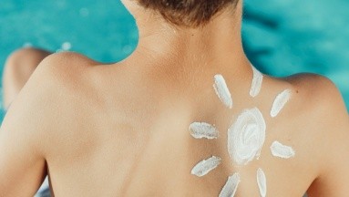 Protector solar y bloqueador solar para la piel: ¿En qué se diferencian?