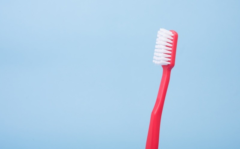 El l hábito de mojar el cepillo de dientes antes del cepillado podría no ser la mejor opción .FOTO:Alex Padurariu/UNSPLASH 